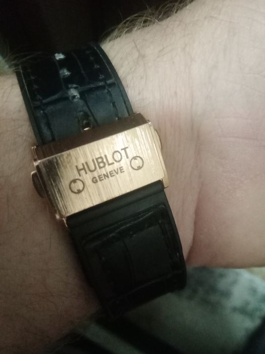 Продаю часы HUBLOT стильный дизайн ремешок кожаный кварцевые