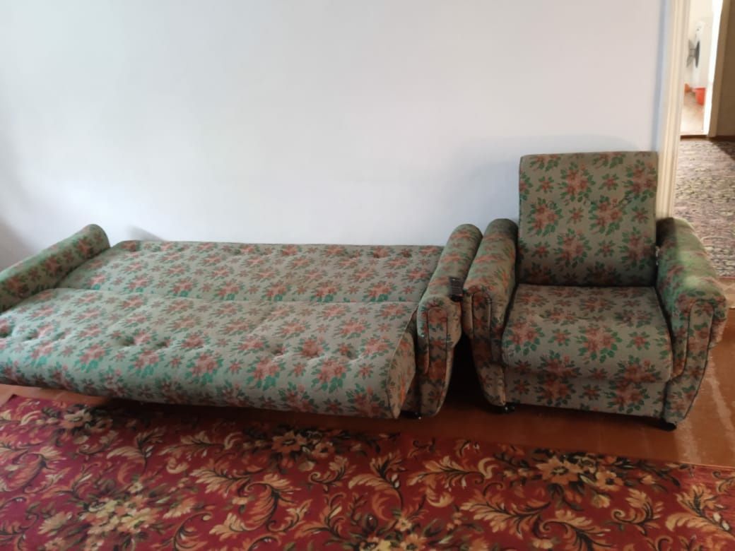 Кровать и диван с креслами