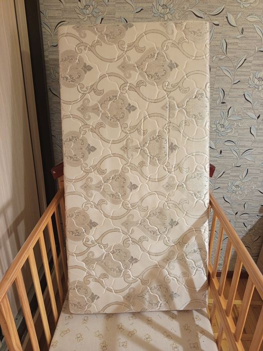 Продам детскую кроватку с матрасом