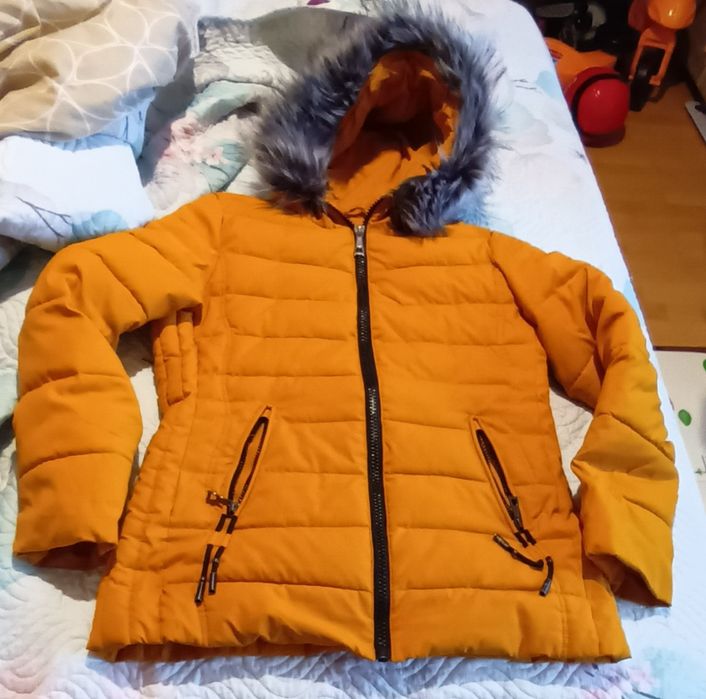 Geaca de iarna calduroasa cu gluga culoare mustar