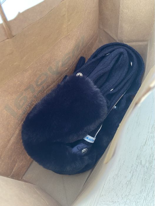 Детска жилетка mayoral, фина плетка, пухена сваляща се яка, тъмно синя