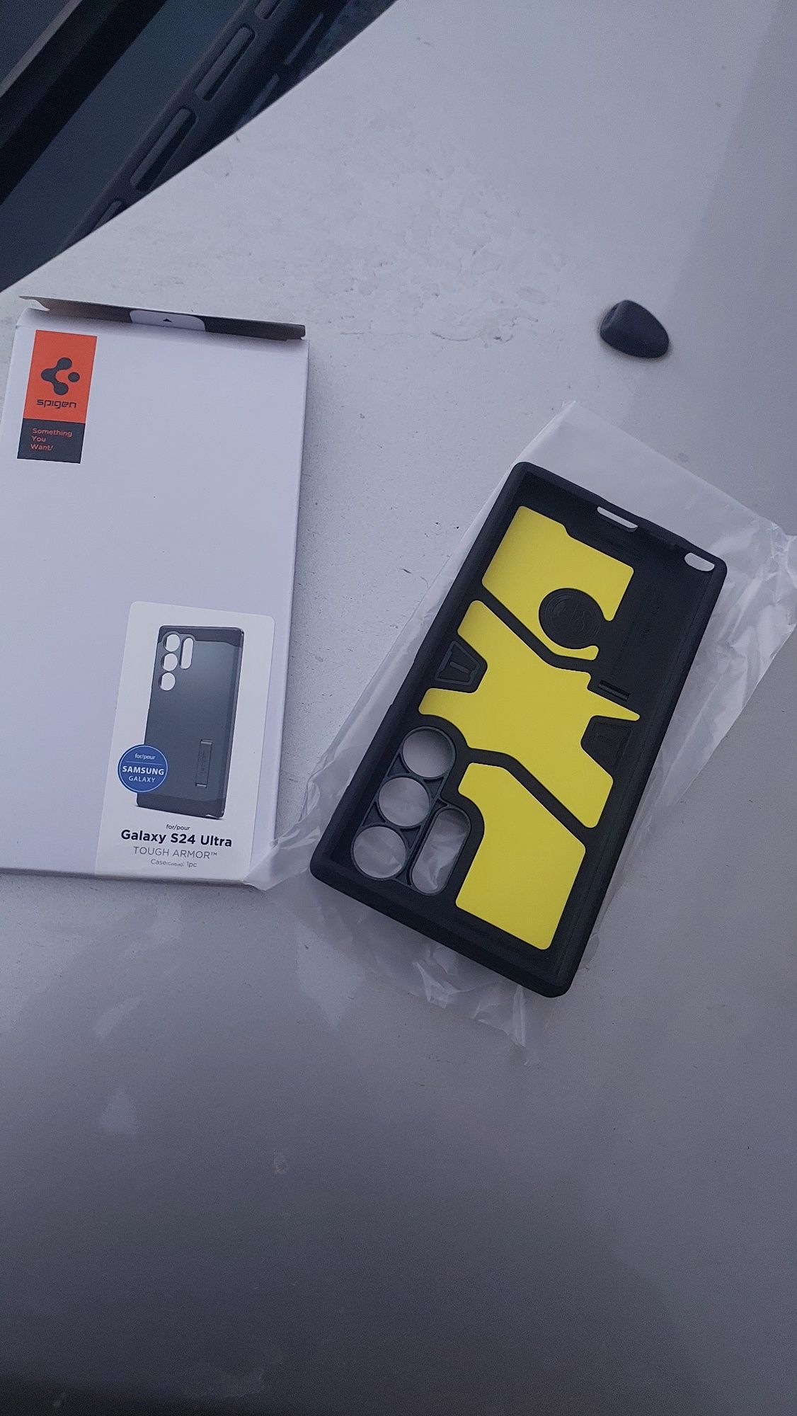 Продам чехол Spigen