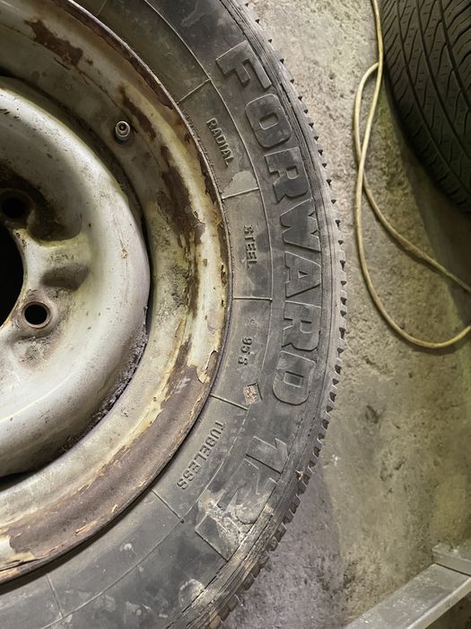 Продам покрышку с диском Forward 121