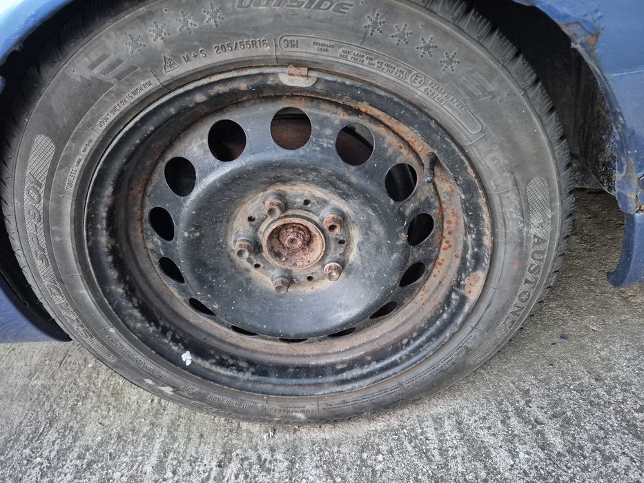 Vând jante de aluminiu si tablă cu cauciucuri