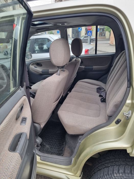 Vând  Suzuki  Vitara 4x4  cu reductor  înălțată  din telescoape și arc