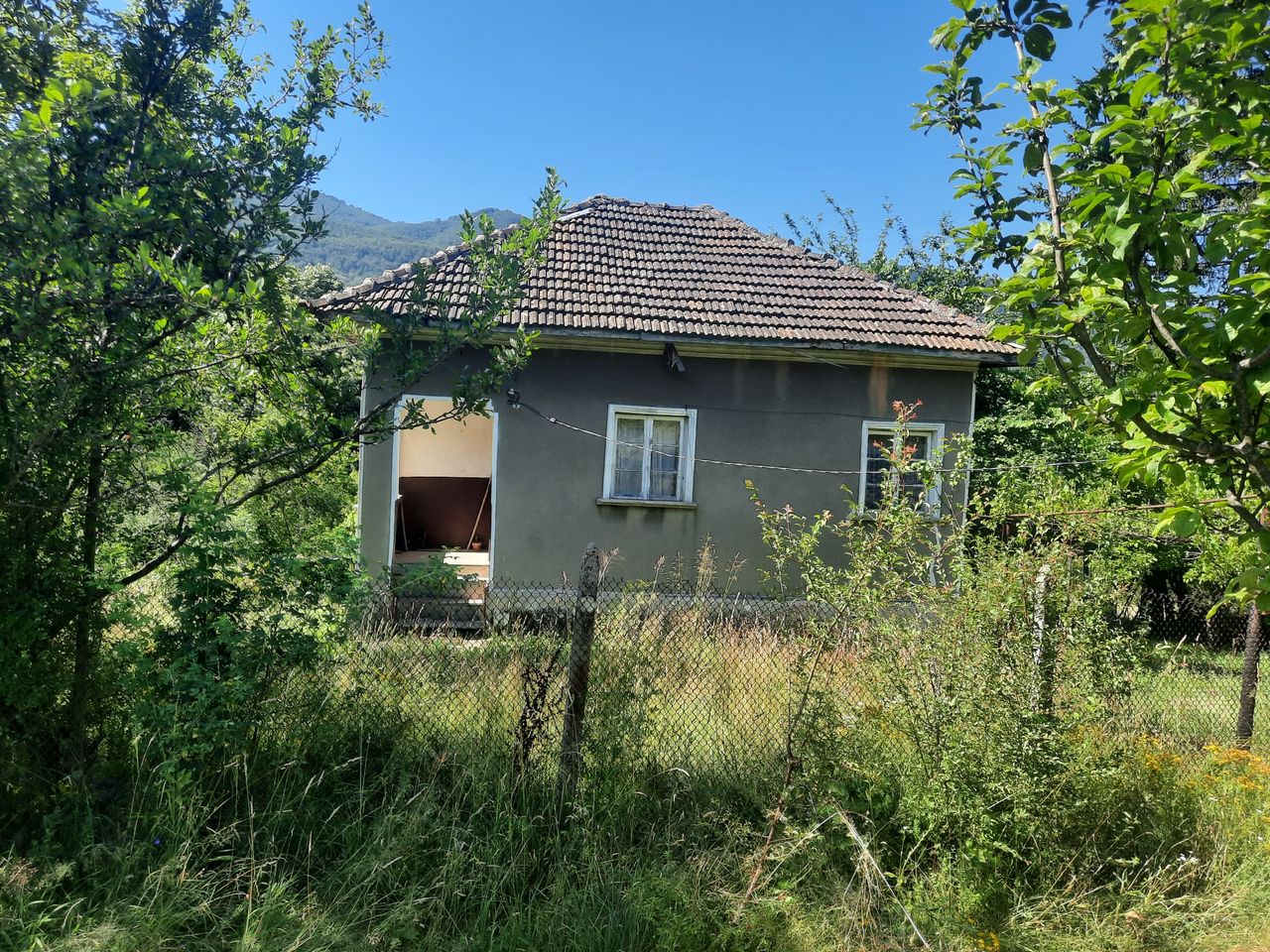 Продава се Къща в Правец - 4000 кв.м за 23 €/кв.м - Снимка #1