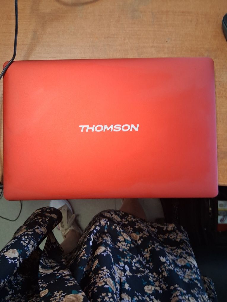 Продавам мини лаптоп THOMSON NEO 13 C