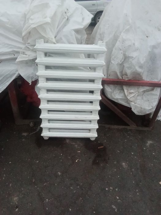 Батарея чугунная 9 секций.