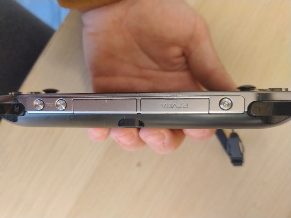 Playstation vita с леки дефекти