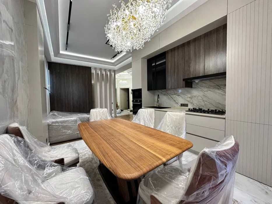 Жк Казахстан-Сдается новая 3-х комнатная в элит комплексе!