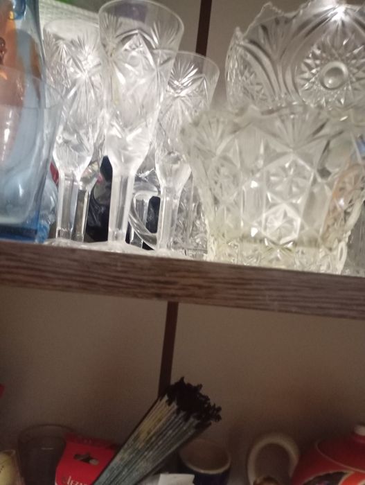 Продам посуды хрустальные рюмки-советские,ваза для цветов,хрустальная