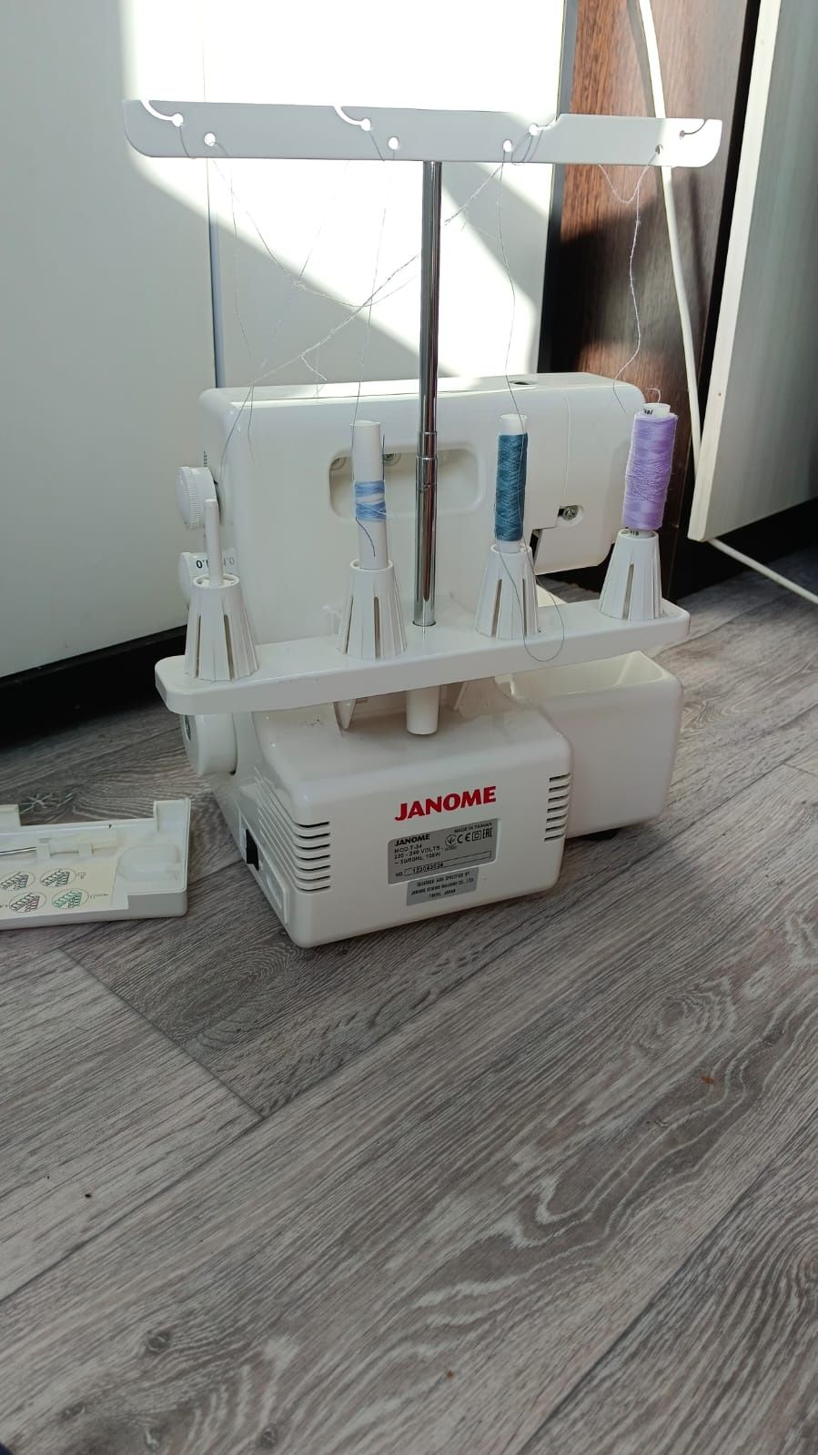 Продам оверлок Janome T-34