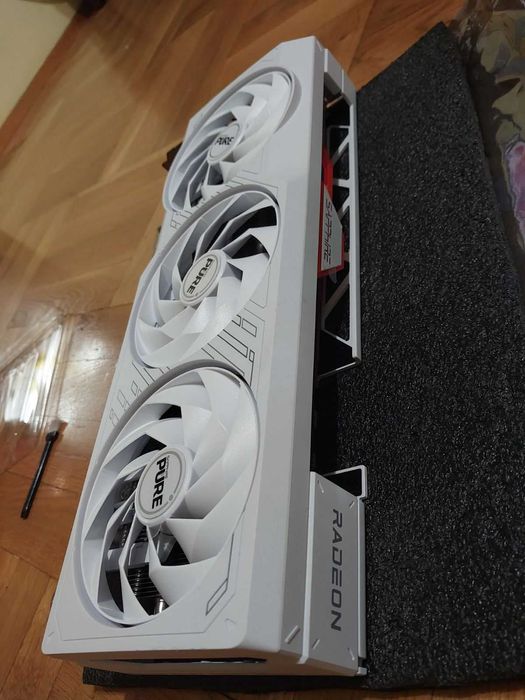 Sapphire Pure RX 7700XT 12GB Gaming OC White