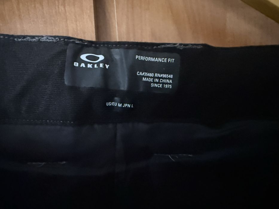Costum ski/snowboard Oakley marimea M purtat 7zile ca nou