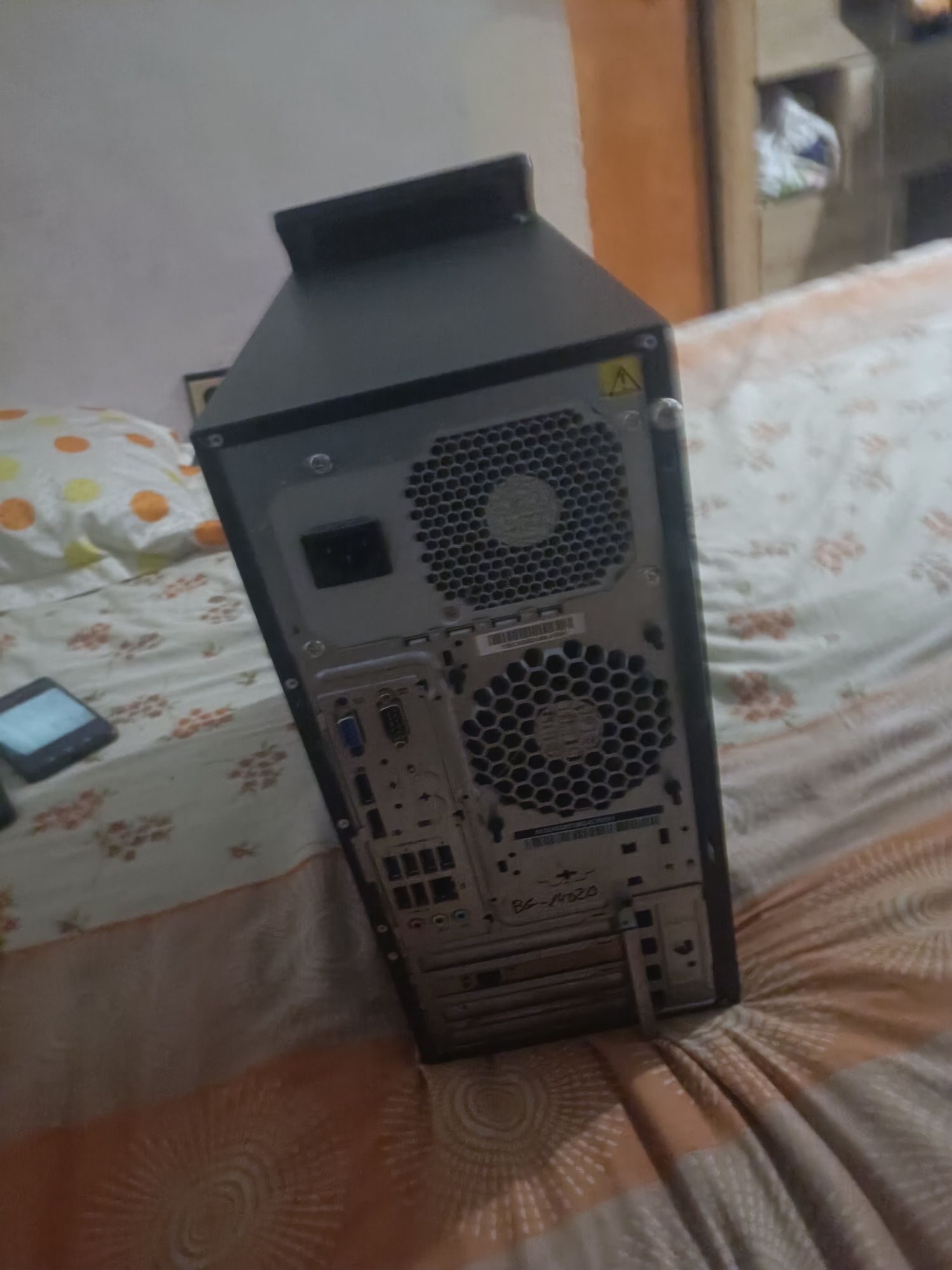 Продавам настолен компиутър