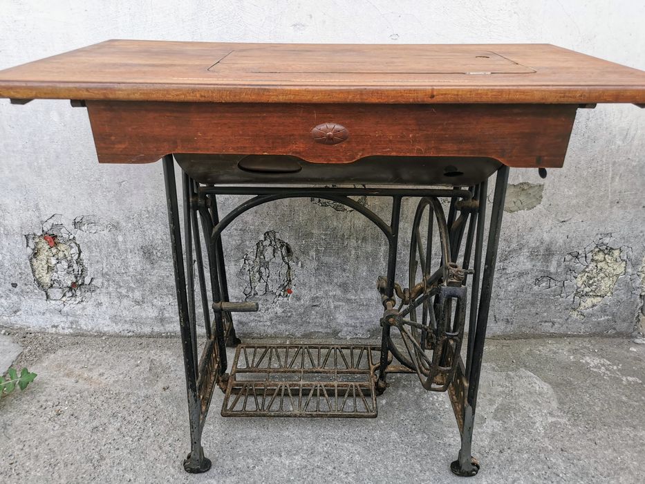 Стара шевна машина BRITANNIA