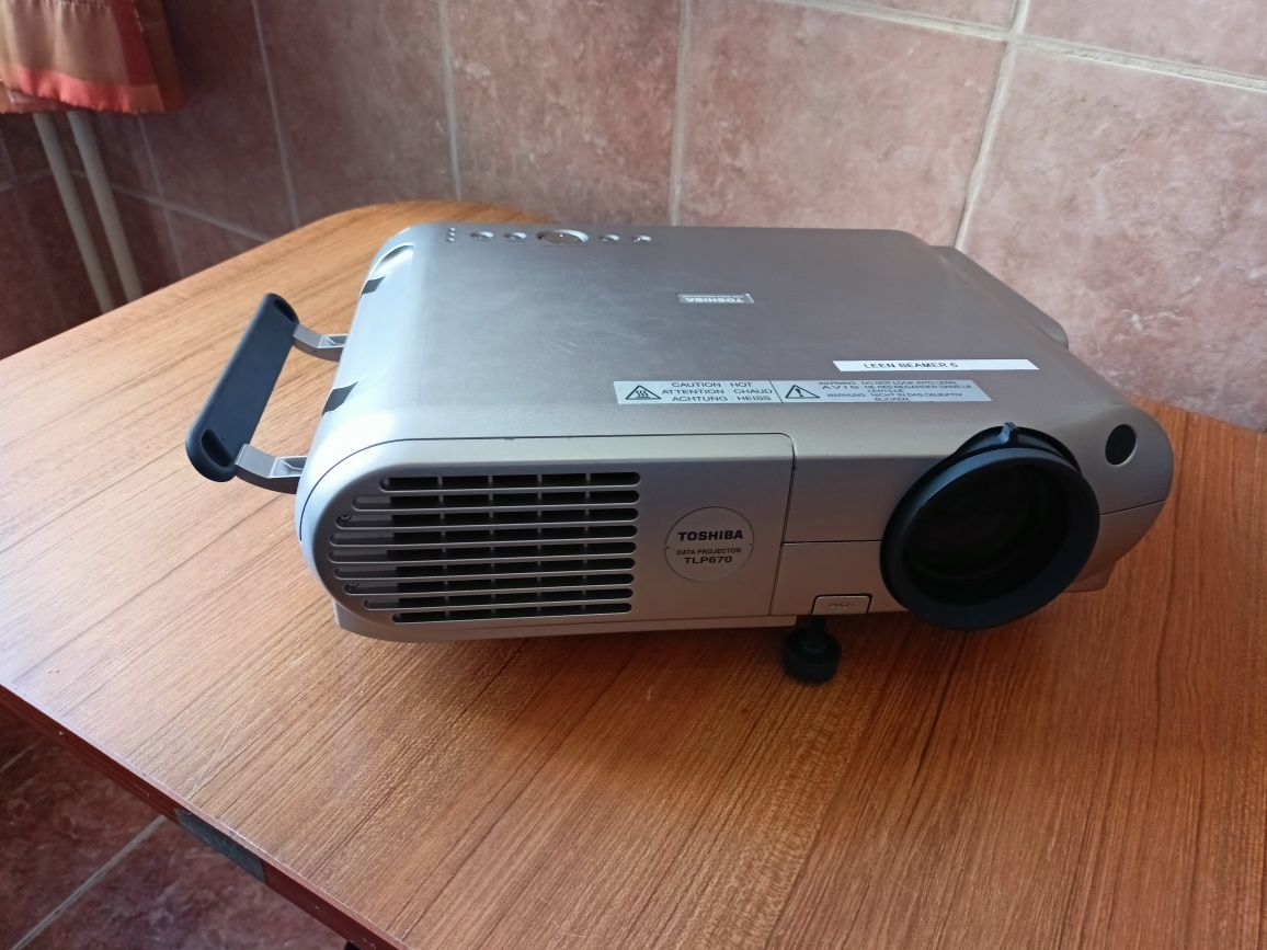 Proiector Toshiba TLP T670
