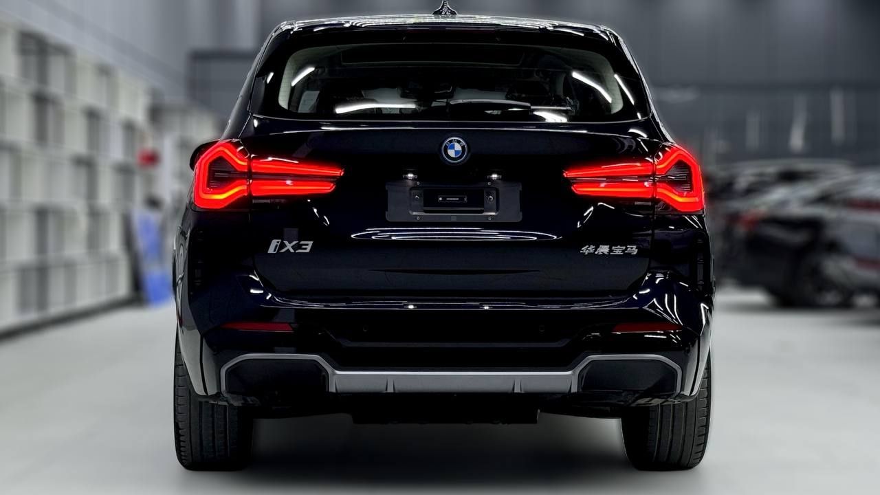 BMW IX3 electrocar 2025