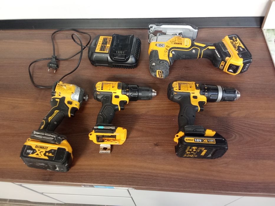 Set bormașini dewalt cu baterii și încărcător