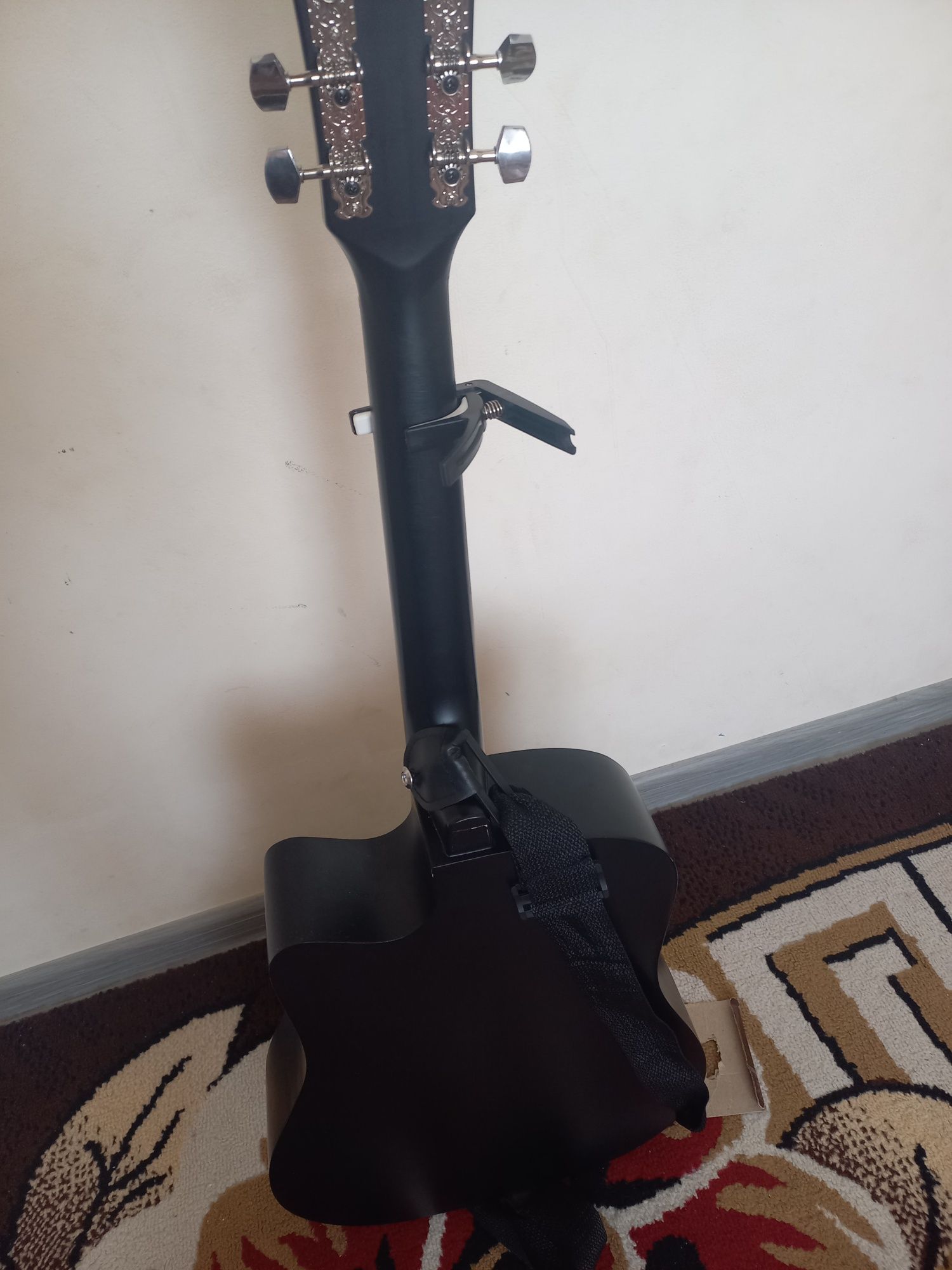 Gitara sotiladi narxi kelshiladi