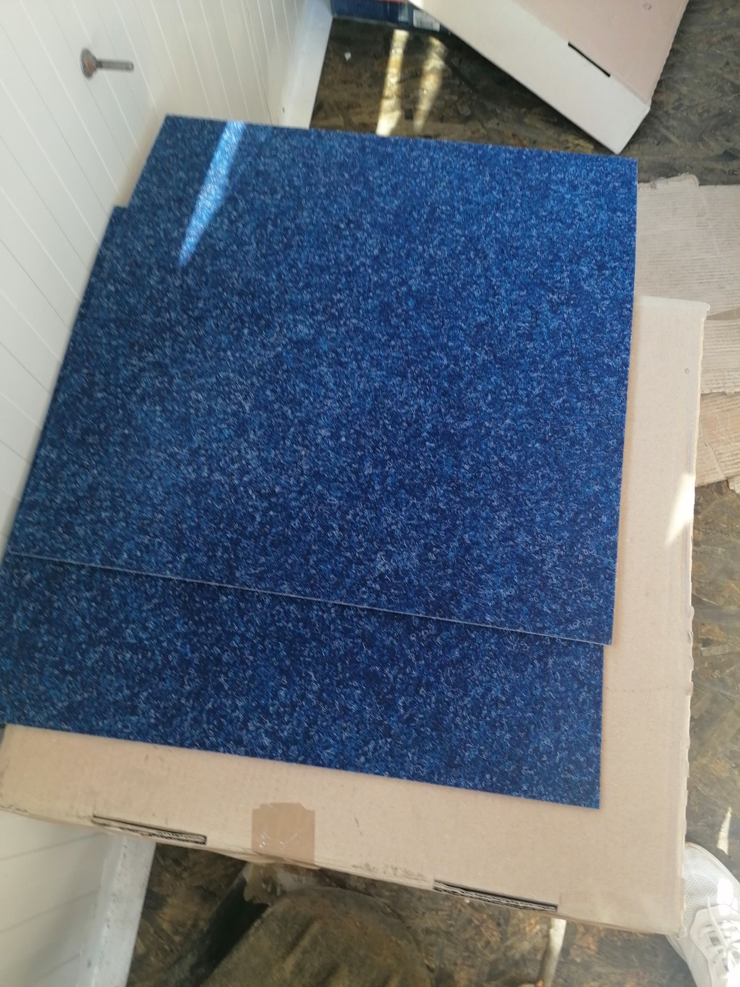 Vand Dale noi mocheta trafic greu 50x50 8 Ron buc