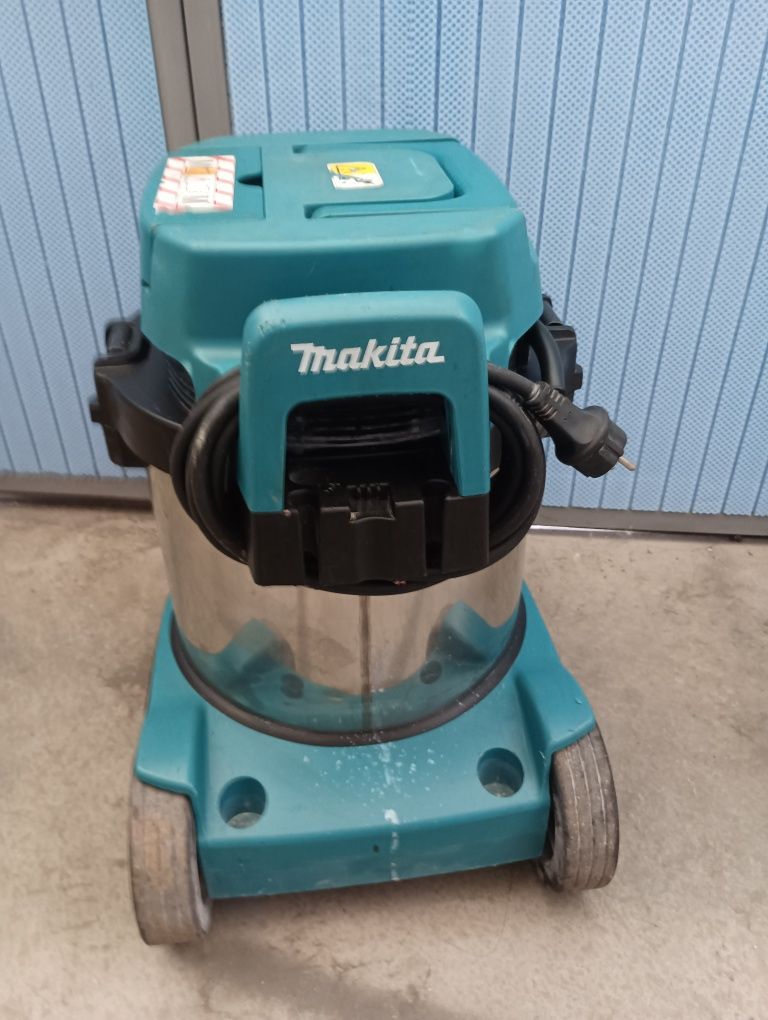 Makita v 2211m професионална прахосмукачка