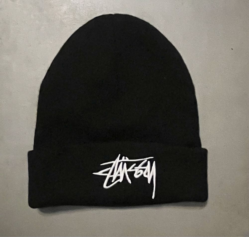 Продам зимнюю шапку  stussy