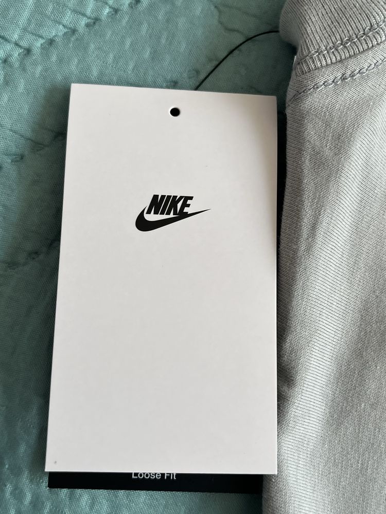 Тенискa:The Nike Tee