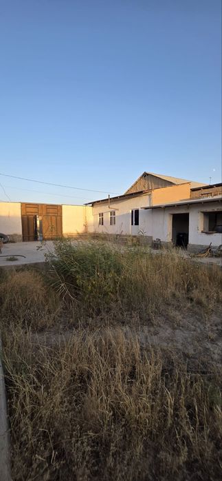 Kumushkonda xovli sotiladi yashash uchun xama shoroit bor gaz svet suv