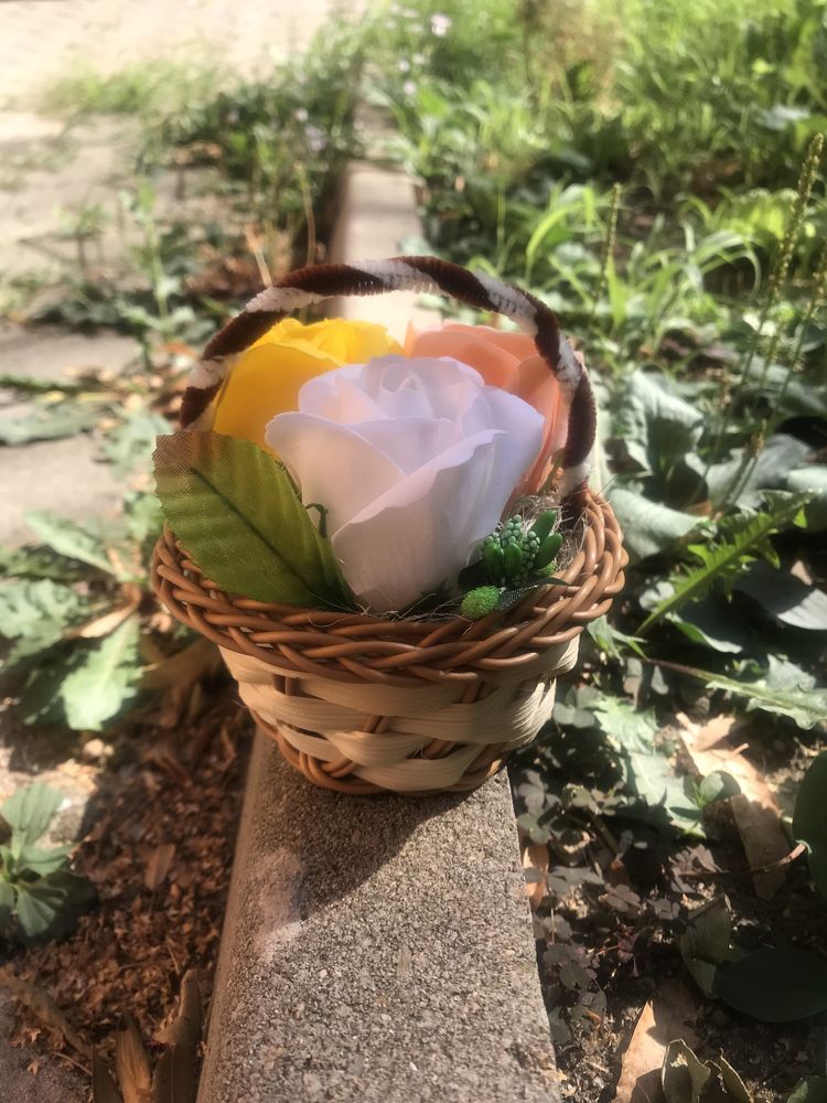 Предлагам  декорирани свещи,сапунени рози и други