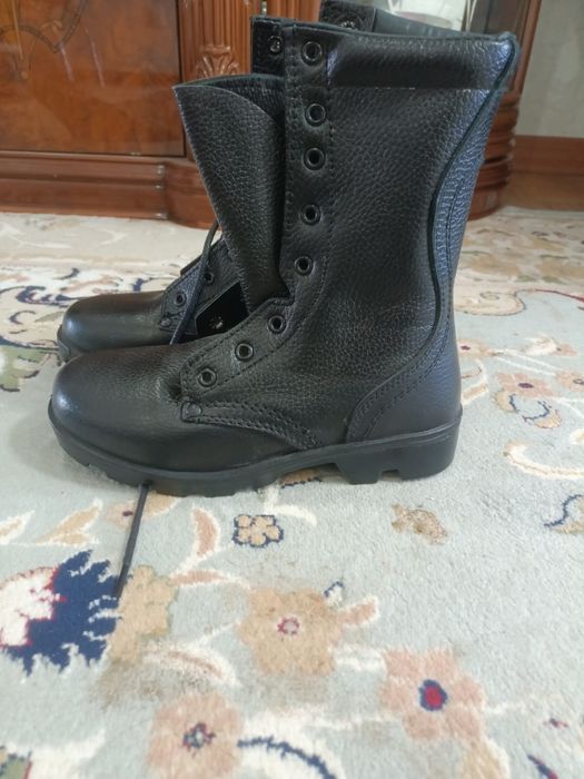 Продам новые берцы.  36 размера..