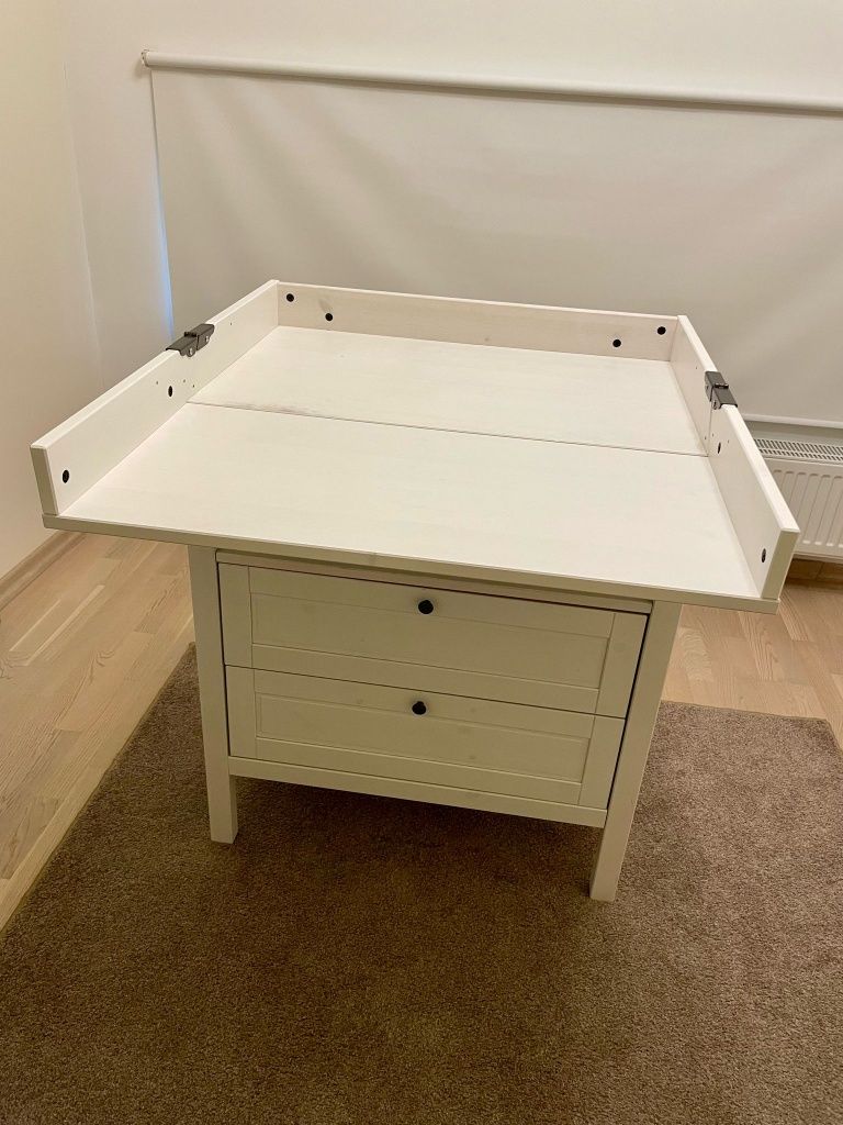 Masa/comoda infasat nou-nascut & taburet tip scara | IKEA