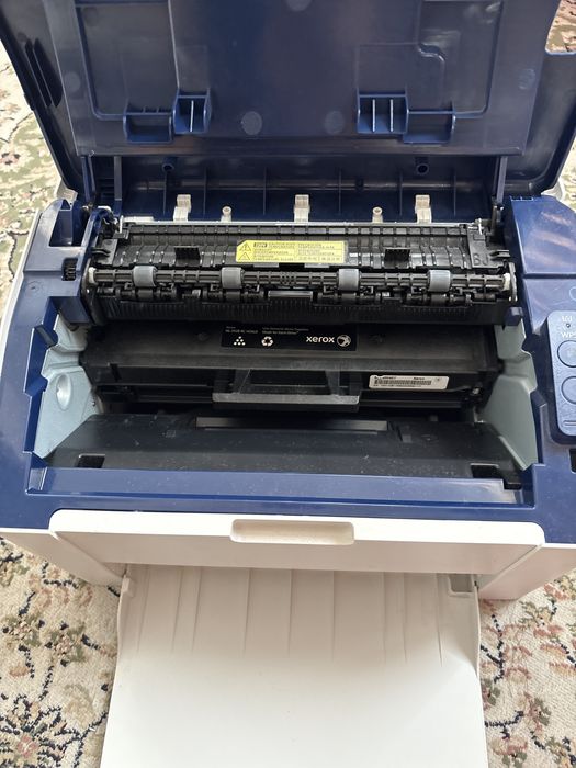 Принтер Xerox Phaser 3052 в рабочем состоянии.