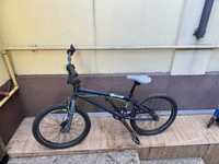 Bicicleta BMX cu ghidon rotativ