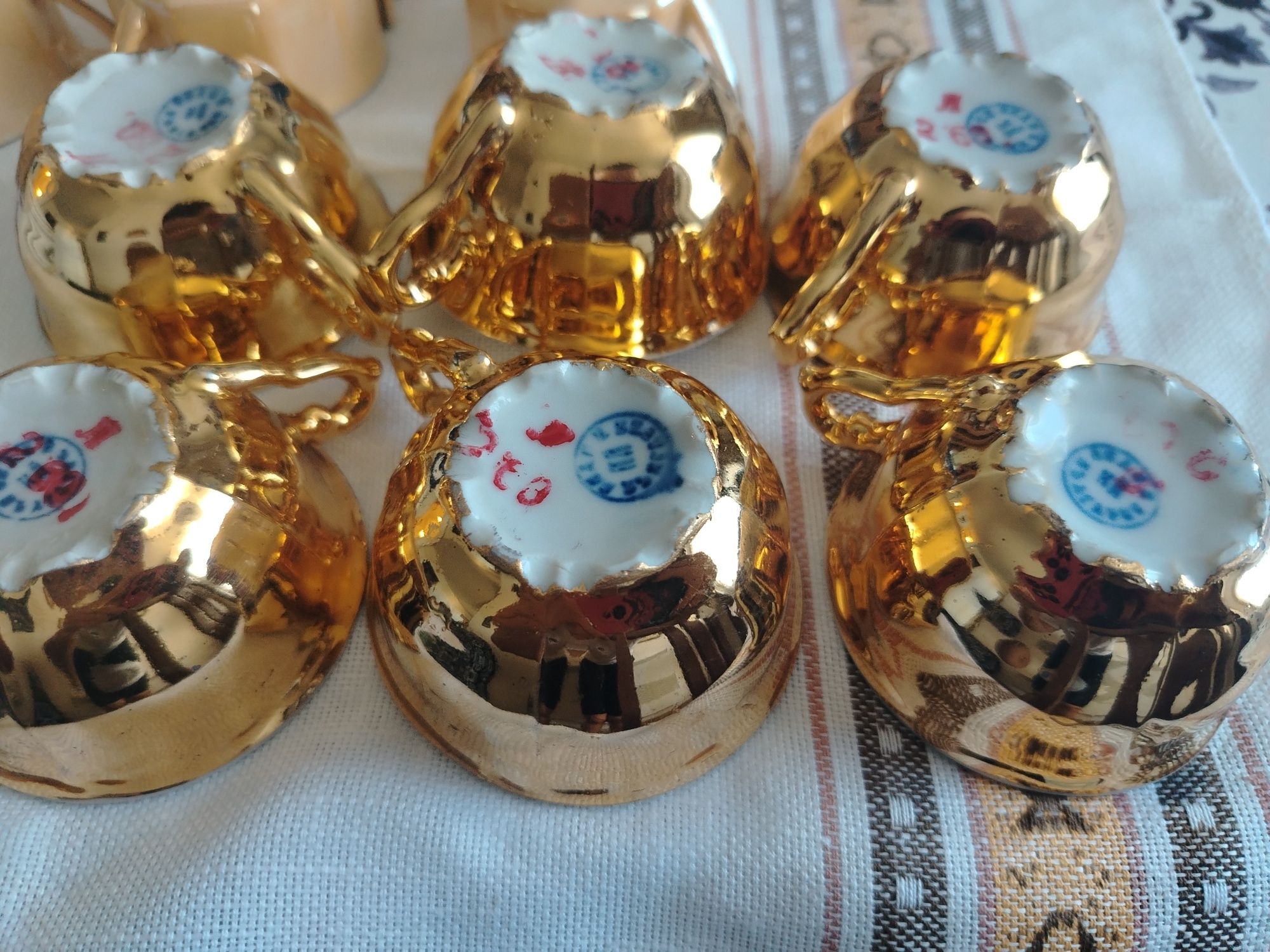 Старинен сервиз за кафе, 6 чаши и чинийки, здрави