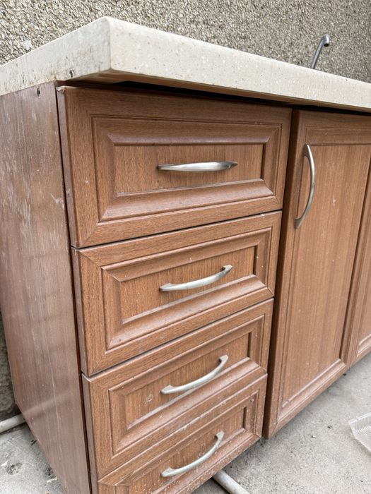 стол с раковина в хорошем состояние