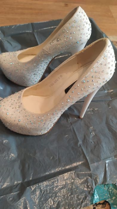 Продам туфли, белые со стразами