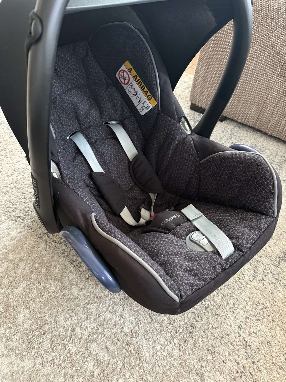 Продавам Стол/кошница за кола на Maxi Cosi