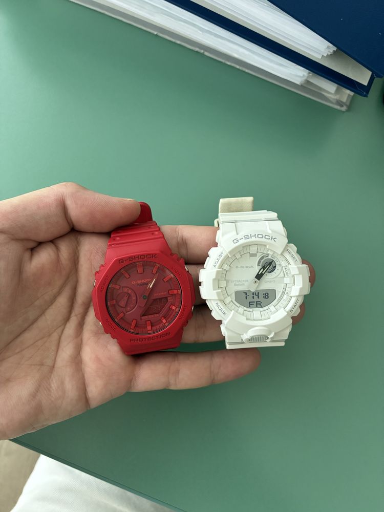 Два часовника G-shock