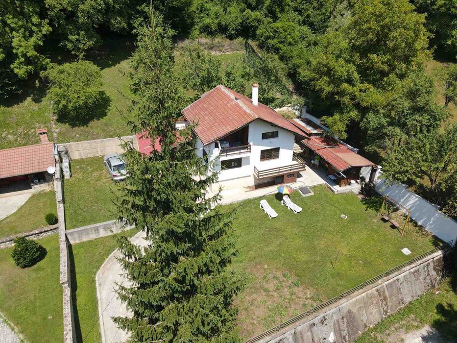 Обзаведена вила с 4 спални, 2 бани, гараж и лятна кухня в Рибрица