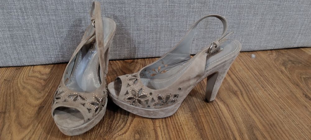 Pantofi tip sandale cu toc Nr 37