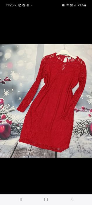 Червена дантелена рокля