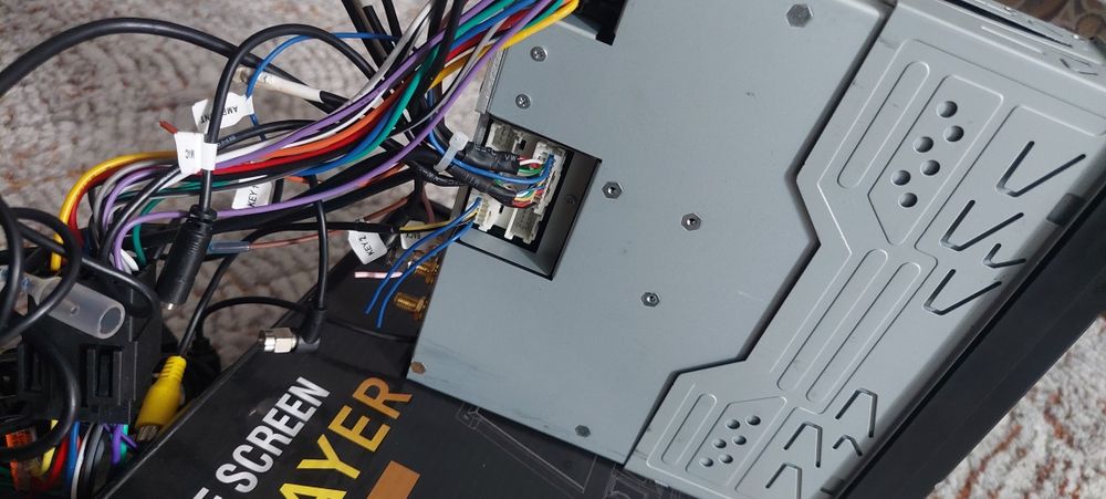 Navigație auto cu ecran retractabil