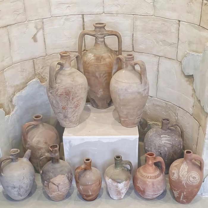 Vase din lut si amfore