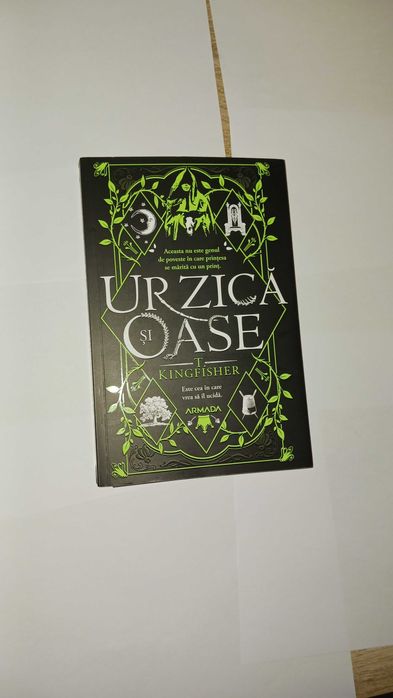 T. Kingfisher: Urzica și oase