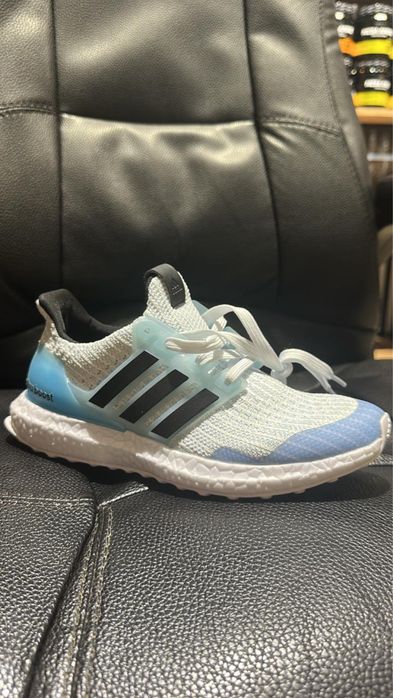 Продам кроссовки с магазина новые .