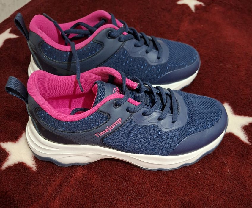 Кроссовки размер 38.