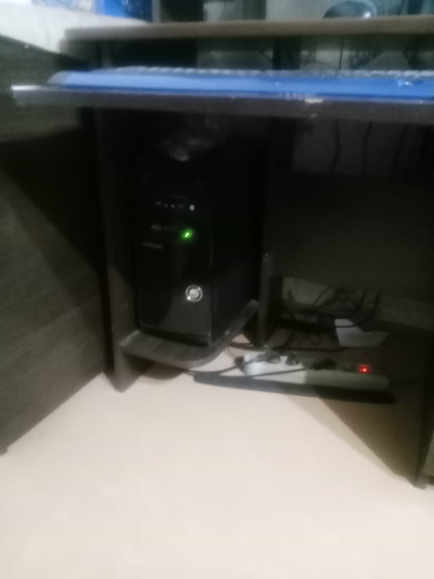 Копьютер в рабочем состоянии.вместе с столом