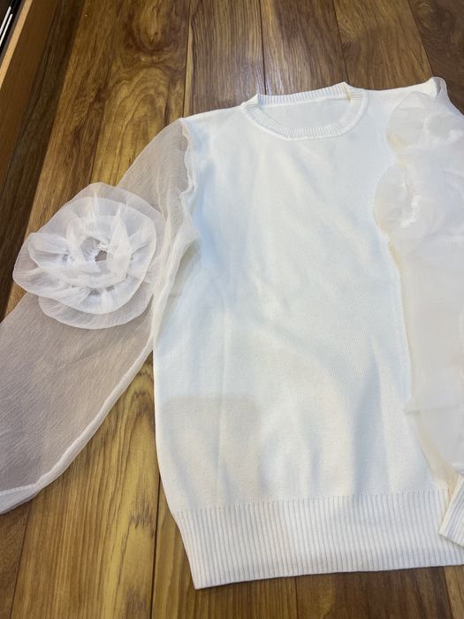 Бял пуловер с прозрачни ръкави