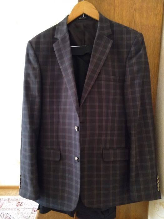 Продам костюм-тройка (пиджак+брюки+жилет) мужской, размер 48 (М), прои